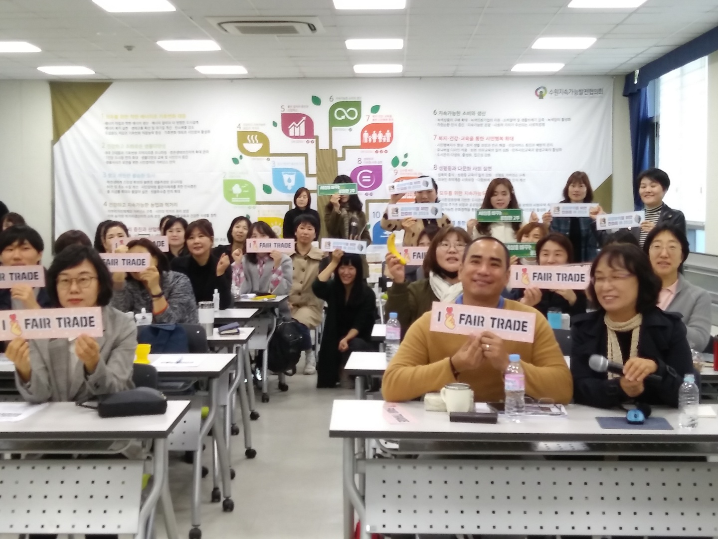 ▲ 수원 공정무역 포트나잇 10월 30일 더함파크 대강당에서 개최됐다. 앞에서 오른쪽 두번째 ATPF 대표 아리엘 기데스(Ariel B. Guides) ⓒ박지현