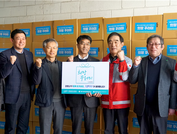 ​▲ 제주사회적경제네트워크가 제주특별자치도개발공사의 후원으로 코로나 19 감염 위험이 높은 취약계층을 지원하는 물품전달식을 진행했다. ⓒ 제주사회적경제네트워크