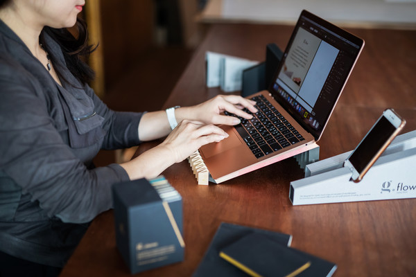 ▲ 그레이프랩의 대표 제품인 종이 노트북 스탠드.