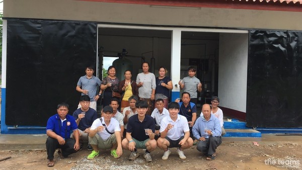 ▲ 엘에스테크놀로지 구성원들이 첫 사업을 시행했던 라오스에서 포즈를 취했다. ⓒ엘에스테크놀로지
