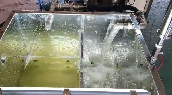 ▲ 엘에스테크놀로지의 기술로 수처리한 물. 양쪽의 차이가 확연하다. ⓒ엘에스테크놀로지