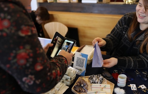 ▲ 악세사리 매장에서 물건을 구입한 시민이 '모바일 시루'로 결제하고 있다. ⓒ 시흥시