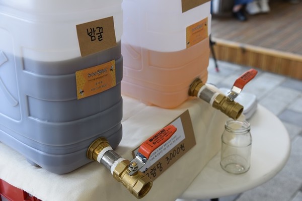 ▲ 100g 단위로 가지고오거나 대여한 유리병에 담아 파는 밤꿀. ⓒ소비자의 정원