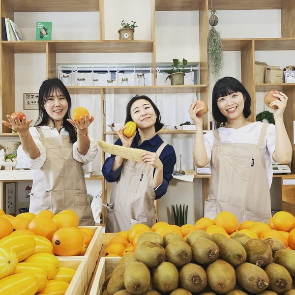 ▲ 울산 최초의 제로웨이스트 숍 '착해家지구'의 운영진들. ⓒ필환경시대의 '지구수다' 페이스북