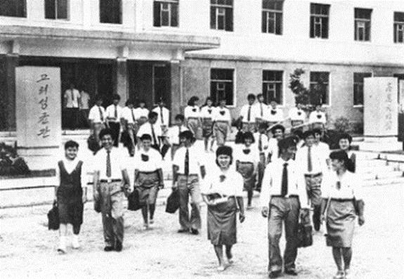 ▲ 고려성균관(구 개성경공업단과대학 건물)에서 공부하는 학생들. 사진속의 '고려성균관'은 김일성 주석의 친필(1992년9월1일에 '고려성균관' 명명식을 함) ⓒ 노동신문(1992년 9월18일)