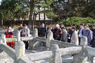 ▲ 개성역사지구의 세계문화유산 등록을 위한 북남공동학술토론회 참가자들이 선죽교를 참관 ⓒ 조선신보(2005년 11월 18일)