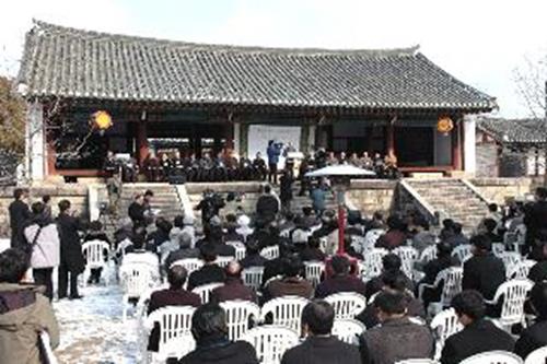 ▲ 개성 성균관에서 진행된 남북간 북관대첩비 인도인수식 ⓒ  조선신보(2006년 3월1일)