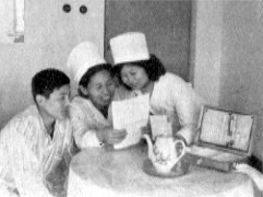 ▲ 개성시인민병원 간호사 리은희(가운데) ⓒ 노동신문(1985년 1월7일)