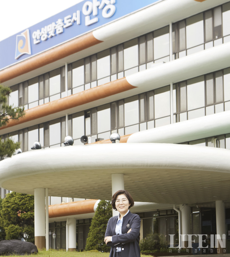 시청 앞에서 포즈를 취하고 있는 김보라 안성시장.