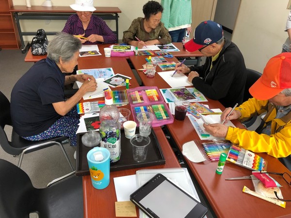 ▲ 아립앤위립에서 일하고 있는 어르신들 모습. 심 대표는 어르신들이 서로 이야기를 나누는 이 순간을 아주 좋아하신다고 전했다. ⓒ아립앤위립