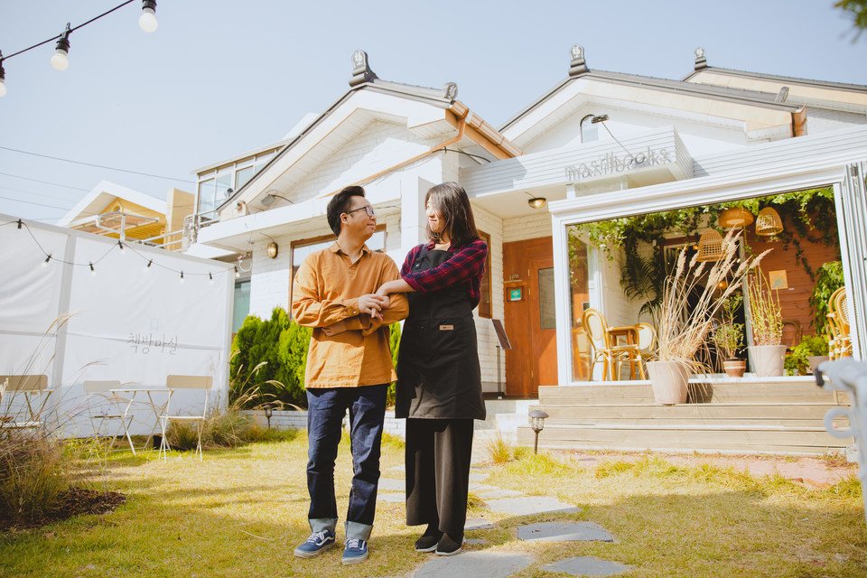​▲ 춘천에서 책방마실을 운영하는 홍서윤, 정병걸 부부. ⓒ이혜진