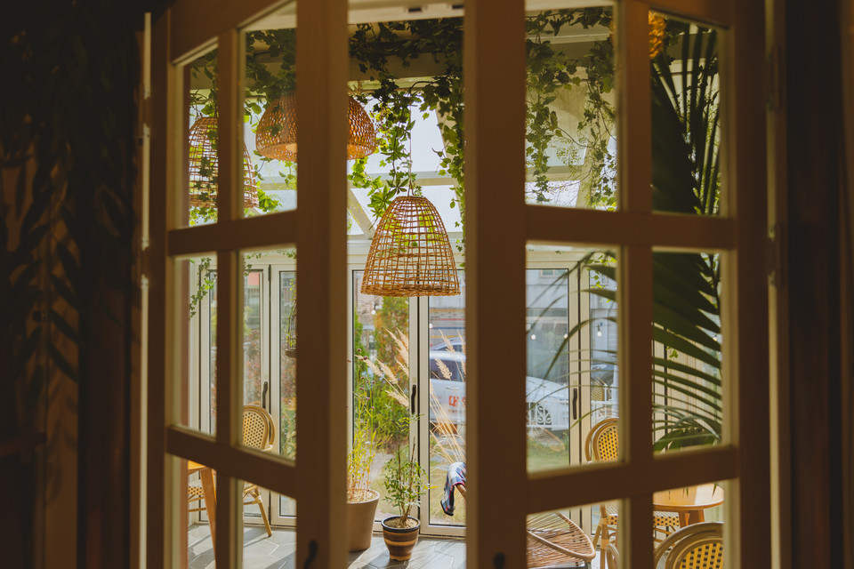 ▲ 영화 '마담 프루스트의 비밀정원'에서 영감을 받아 꾸민 책방마실의 테라스 정원. ⓒ이혜진