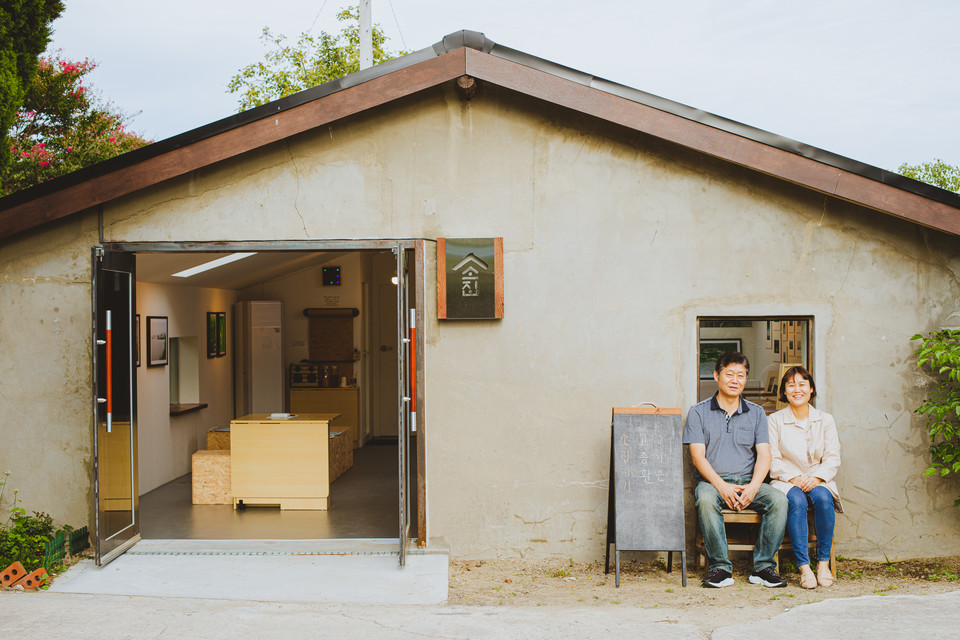 ▲ 고 대표는 아버지와 티격태격하며 소집을 운영하고 있다.(아버지와 처음 찍어보는 커플사진이다) ⓒ이혜진