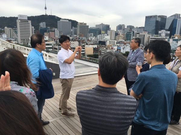 ▲ 세운옥상에서 현장 라운딩 진행 모습 ⓒ 세운협업지원센터