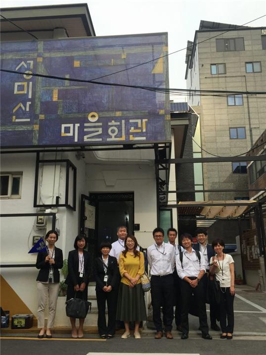 ▲ 성미산마을회관 앞 단체사진 촬영 ⓒ 세이프넷 지원센터