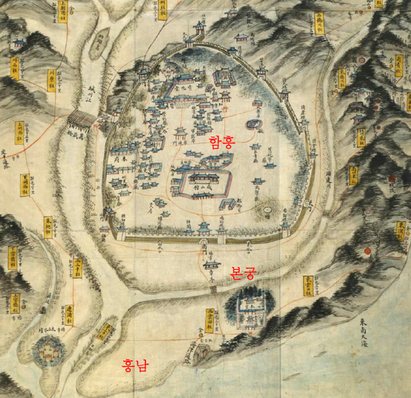 ▲ 함흥읍성과 남쪽의 본궁. 성곽도시 함흥은 성천강과 바다와 산으로 둘러싸인 방어요새이다.