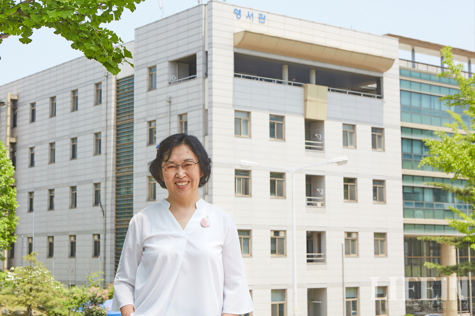 ▲ 김형미 교수가 영서관 앞에서 미소를 짓고 있다. ⓒ라이프인