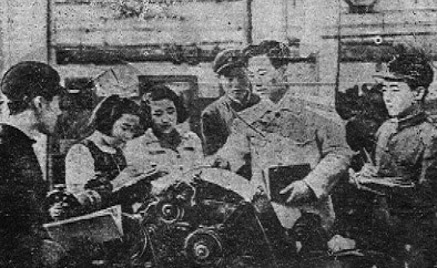 ▲ 흥남화학공장에서 생산실습하는 흥남화학전문학교 졸업반학생들 ⓒ노동신문(1950년 5월 29일)