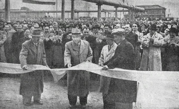 ▲ 흥남 질안비료공장에 드리워있는 테이프를 끊는 김일성 수상 ⓒ 노동신문(1958년 4월 22일)