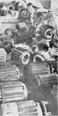 ▲ 소형 전동기를 조립하고 있는 함흥동력기계생산협동조합 조합원들 ⓒ 노동신문(1960년 9월 24일)