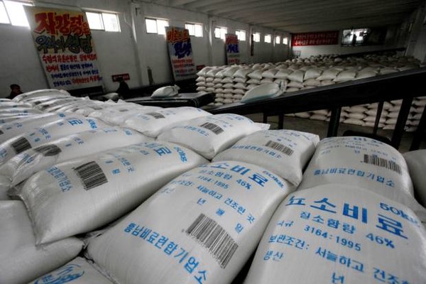 ▲ 흥남비료연합기업소가 생산하는 요소비료 조선의 오늘)