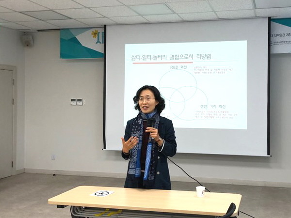 ▲ 성지은 박사가 '지역사회 재활성화 전략으로서의 리빙랩' 발제를 진행하고 있다. ⓒ강원도사회적경제지원센터