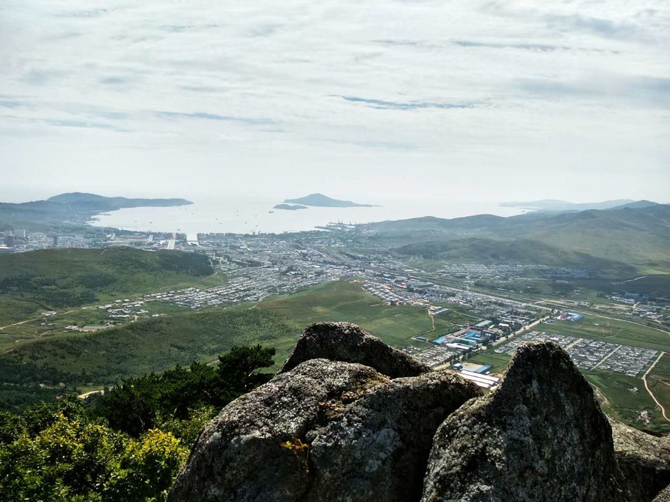 ▲ 라진의 뒷산인 사향산에 올라 내려다본 라진 시가지, 라진만, 라진항 (2017년 필자 촬영)