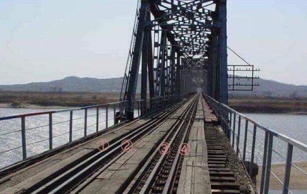 ▲ 러시아 핫산 쪽에서 본 '조러 우정의 다리'(또는 조러친선교) 혼합궤도①	③ : 북한 표준궤(1435mm),  ② ④ : 러시아 광궤(1520mm)