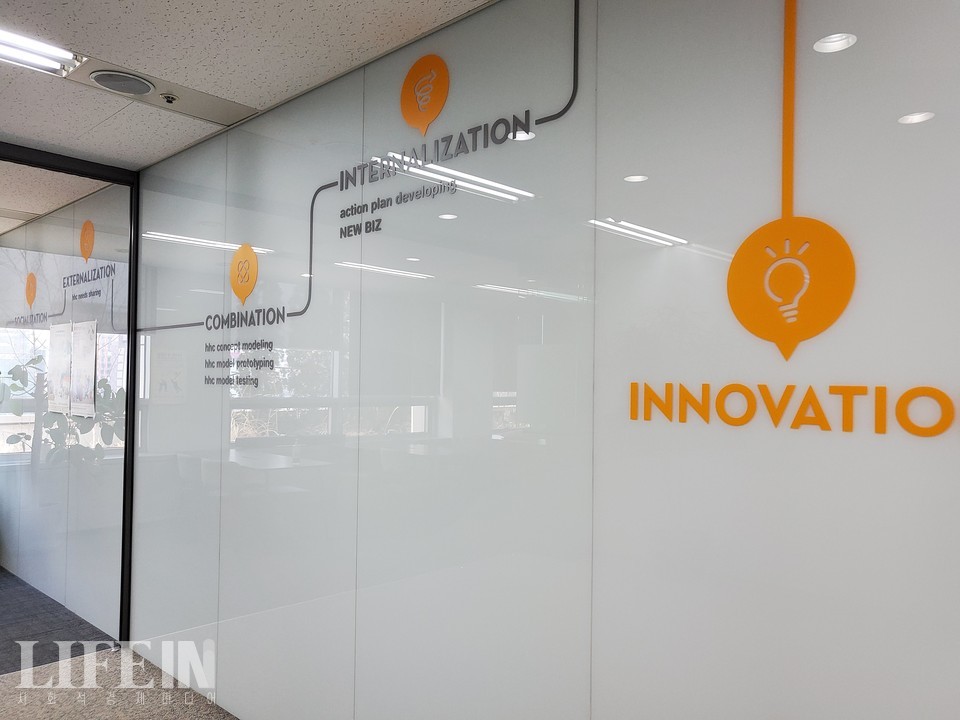 ▲ 한국에자이 혁신룸에는 지식창조이론이 벽면에 붙어있다. 공동체를 통한 지식창조과정을 중요하게 여긴다. ⓒ라이프인