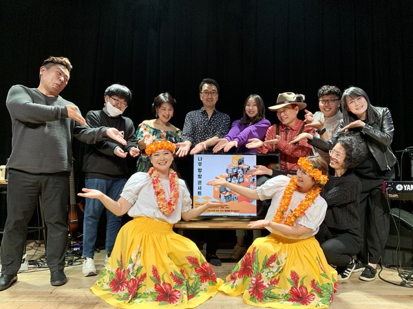 ▲ 나우 활동 중 룰루랄라합창단 공연 모습. 1기 박인선님(왼쪽 아래)이 공연 중 완치된 사실을 공개해 축하하고 있다. 뒷열 오른쪽이 서정주 부장. ⓒ한국에자이