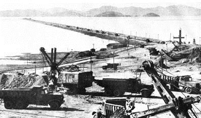 ▲ 남포갑문 둑 공사 (노동신문 1982년 10월 23일)