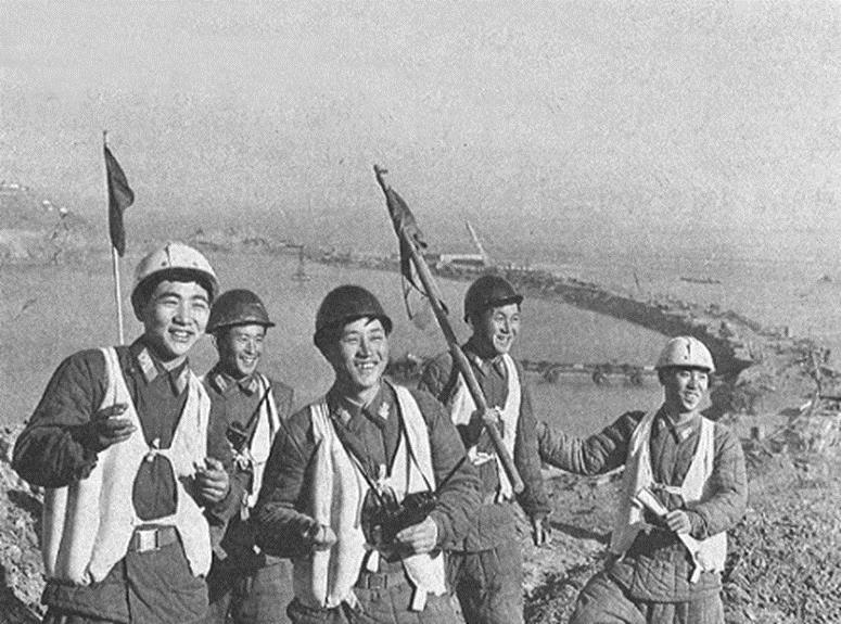 ▲ 남포갑문 군인 건설자들 (노동신문 1984년 1월 11일)