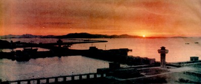 ▲ 남포갑문의 해돋이 (노동신문 1986년 6월 26일)