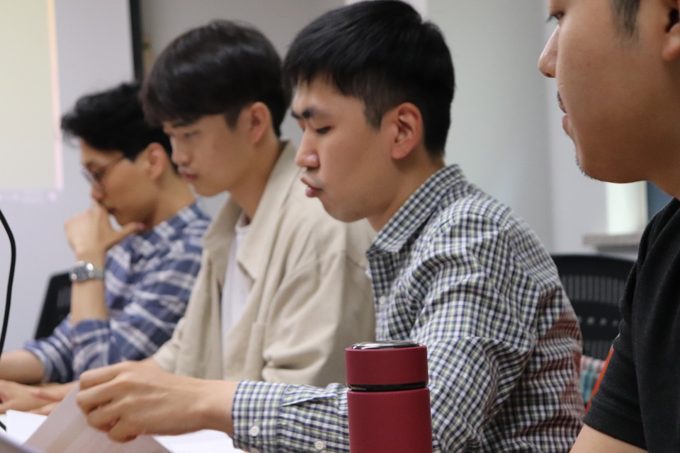 Eunchong Cho meeting with a civic organization