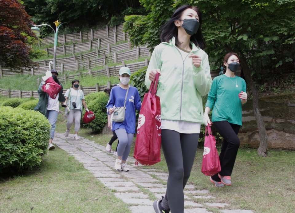 ▲ 그린워킹의 일환으로 소비자기후행동 활동가들이 모여 플로깅을 하고 있는 모습 ⓒ소비자기후행동