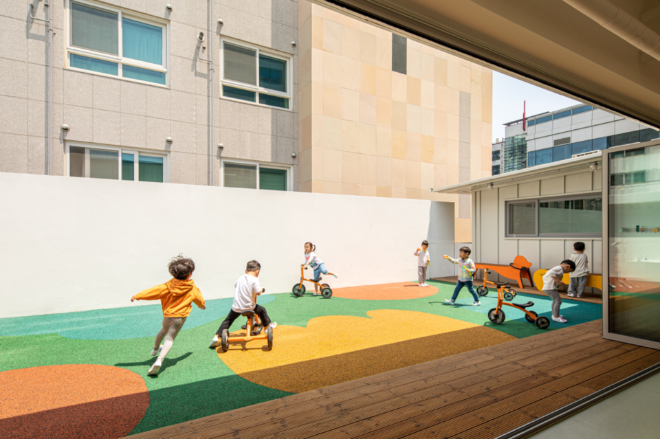 ▲ '모두의 숲' 3층 야외 공간에서 뛰어노는 아이들. ⓒ루트임팩트