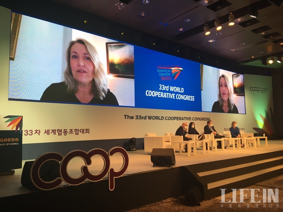  ▲ 원탁토론에서 이야기하고 있는 폴린 담부아즈 데자르댕그룹의 거버넌스 및 지속가능개발 사무총장, 왼쪽부터 주세페 게리니 유럽산업협동조합 회장, 아나 아기래 타제바에즈협동조합 설립자, 빌 체니, 카리나 르우 ⓒ라이프인 