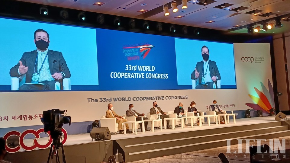 ▲ 대회 2일 차 동시세션2 '협동조합 정체성 강화하기'의 주요 패널들의 각 세션의 논의를 공유하고 있다. ⓒ라이프인 