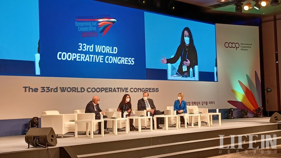 ▲ 전체세션3 '협동조합 정체성에 헌신하기' 원탁토론 장면. ⓒ라이프인 