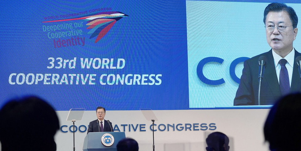 ▲ 문재인 대통령이 12월 1일 서울 워커힐호텔에서 열린 '제33차 세계협동조합대회' 개회식에 참석해 협동조합을 비롯한 사회적경제 성장을 뒷받침하겠다는 의지를 밝혔다. ⓒ청와대