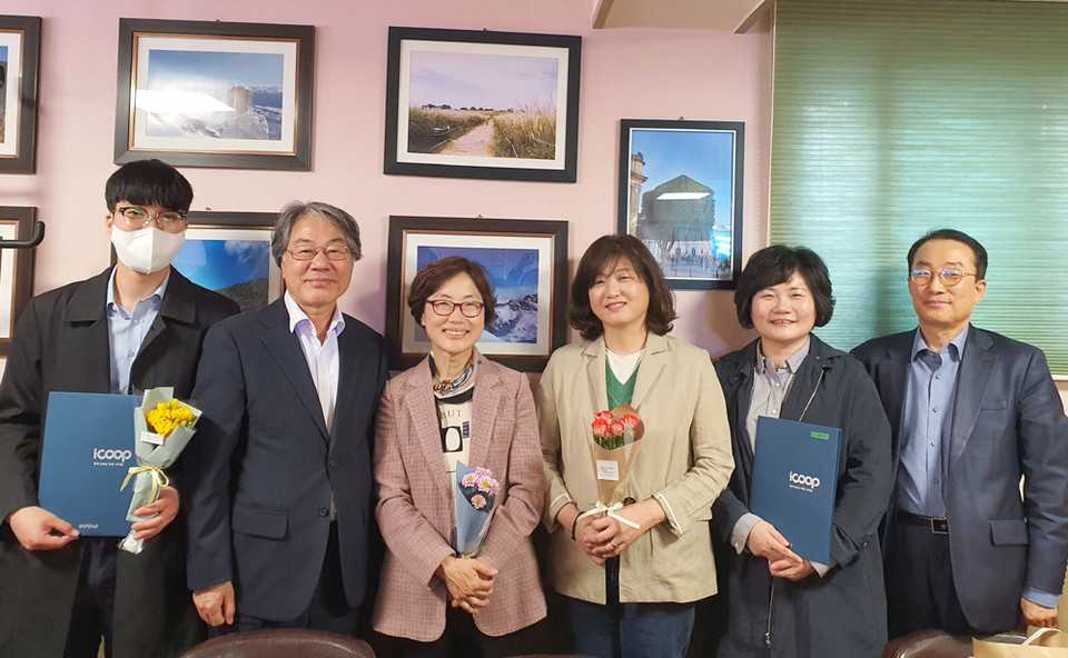 ▲ (재)자연드림씨앗재단은 과학기술자회, 에이팟코리아, 의료사협, (재)호르라기재단, 희망의친구들 등 5개 시민사회단체와 나눔 사업 업무협약을 체결한 후 기념사진을 촬영하고 있다.