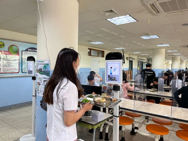 ▲ 지난 9일, 서울시 노원구 공릉중학교 학생이 급식을 스캔하고 있다. ⓒ누비랩