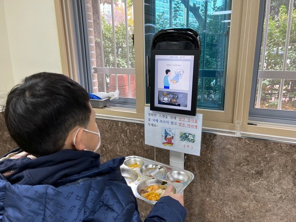 ▲ 식사 뒤 인공지능 푸드스캐너에서 자동으로 잔반량을 체크하는 모습. ⓒ누비랩