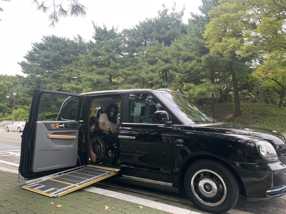 ▲ 코액터스가 도입한 블랙캡 차량. 슬라이딩 레일이 탑재돼 휠체어를 탄 채로 승하차할 수 있다. ⓒ코액터스