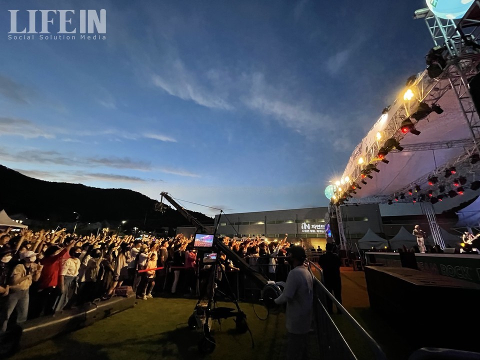 ▲ 록 페스티벌을 즐기는 사람들. ⓒ라이프인
