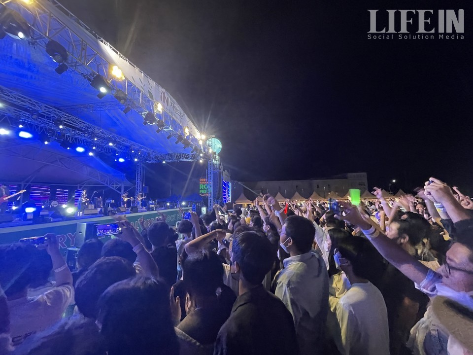 ▲ 관객들이 환호하는 모습. ⓒ라이프인