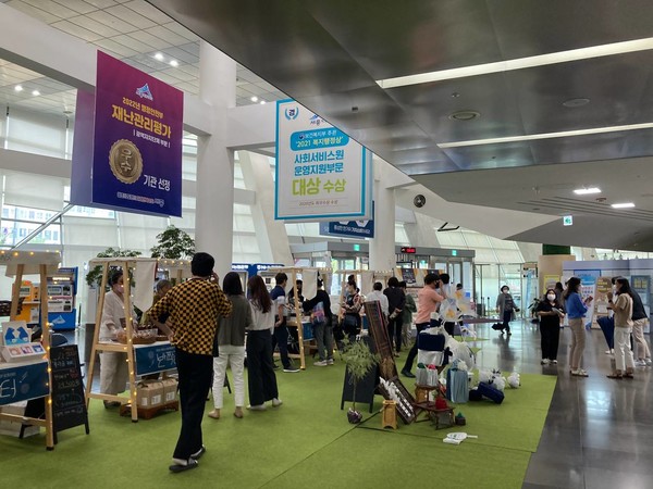 ▲ 시민들이 반짝장터에서 사회적경제 기업 제품을 둘러보고 있다. ⓒ세종시