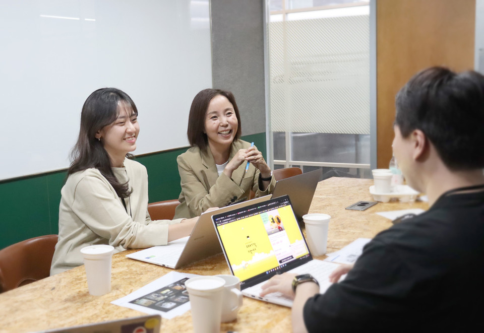 ▲ 김희정 째깍악어 대표(가운데)가 직원들과 이야기를 나누고 있다. ⓒ째깍악어