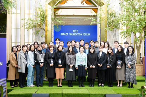 ▲ 임팩트 측정보고서를 공동 발간한 10개 비영리재단 참가자들이 기념 촬영을 하고 있다. ⓒ사회적가치연구원