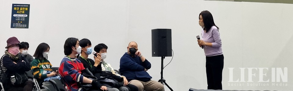 ▲ 에코 토크쇼에서 청중이 강연 후 소감을 나누고 있다. ⓒ라이프인